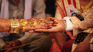बेटियों की शादी के लिए नहीं मिले 1.10 लाख, पूर्व कलेक्टर और श्रम आयुक्त के नाम निकला वारंट