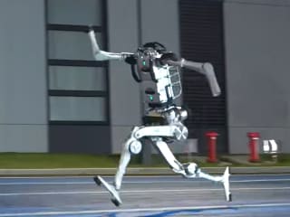 Usain Bolt से भी तेज? 45kmph की स्पीड से दौड़ने वाले चीन के इस रोबोट ने मचाया तहलका!