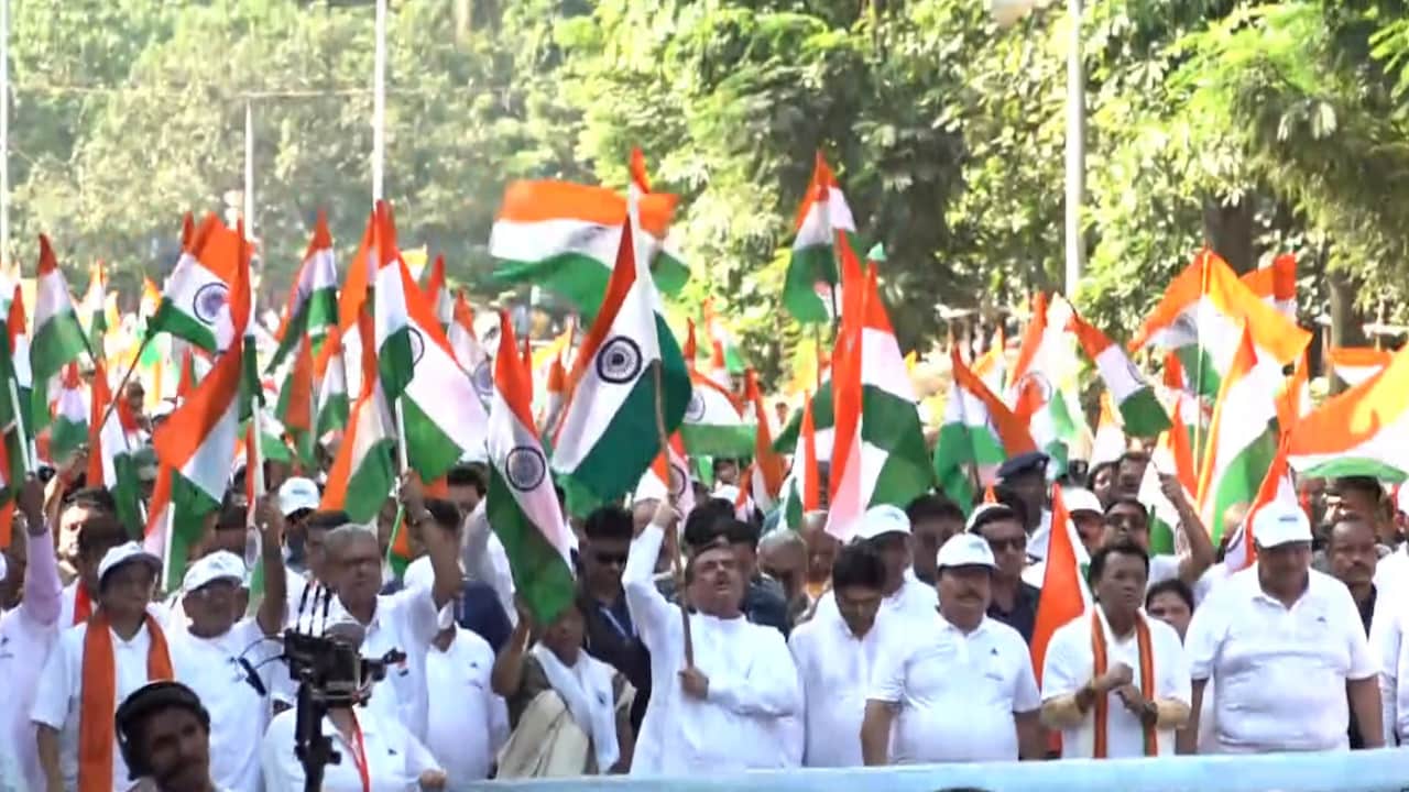10 अगस्त 2026 को तिरंगा यात्रा के दौरान मुख्यमंत्री शुवेंदु अधिकारी 10 अगस्त 2026 को तिरंगा यात्रा के दौरान मुख्यमंत्री शुवेंदु अधिकारी