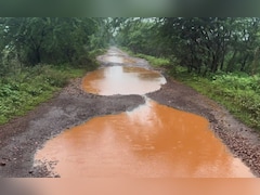 3 किलोमीटर की सड़क में 1563 से ज्यादा गड्ढे! कीचड़ में कंधों पर शव ले जाने को मजबूर ग्रामीण