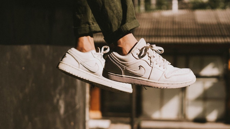 ननद-भाभी सब पूछेंगी कहां से लिया! मात्र ₹5,000 के अंदर घर ले आएं Nike के ये स्नीकर्स
