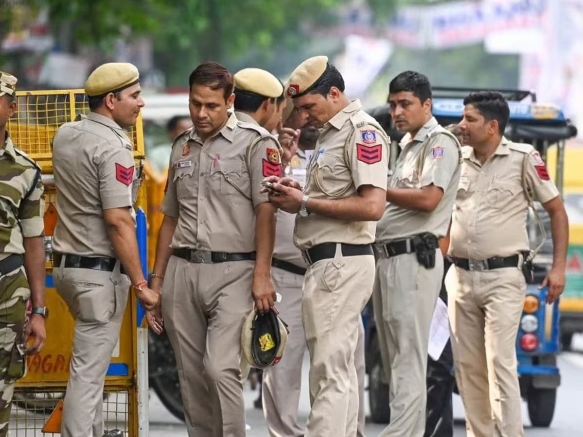 ग्रेटर नोएडा के कश्मीरी गेट तक 47 किलोमीटर तक चलती बस में नाबालिग से दरिंदगी, ड्राइवर-कंडक्टर गिरफ्तार