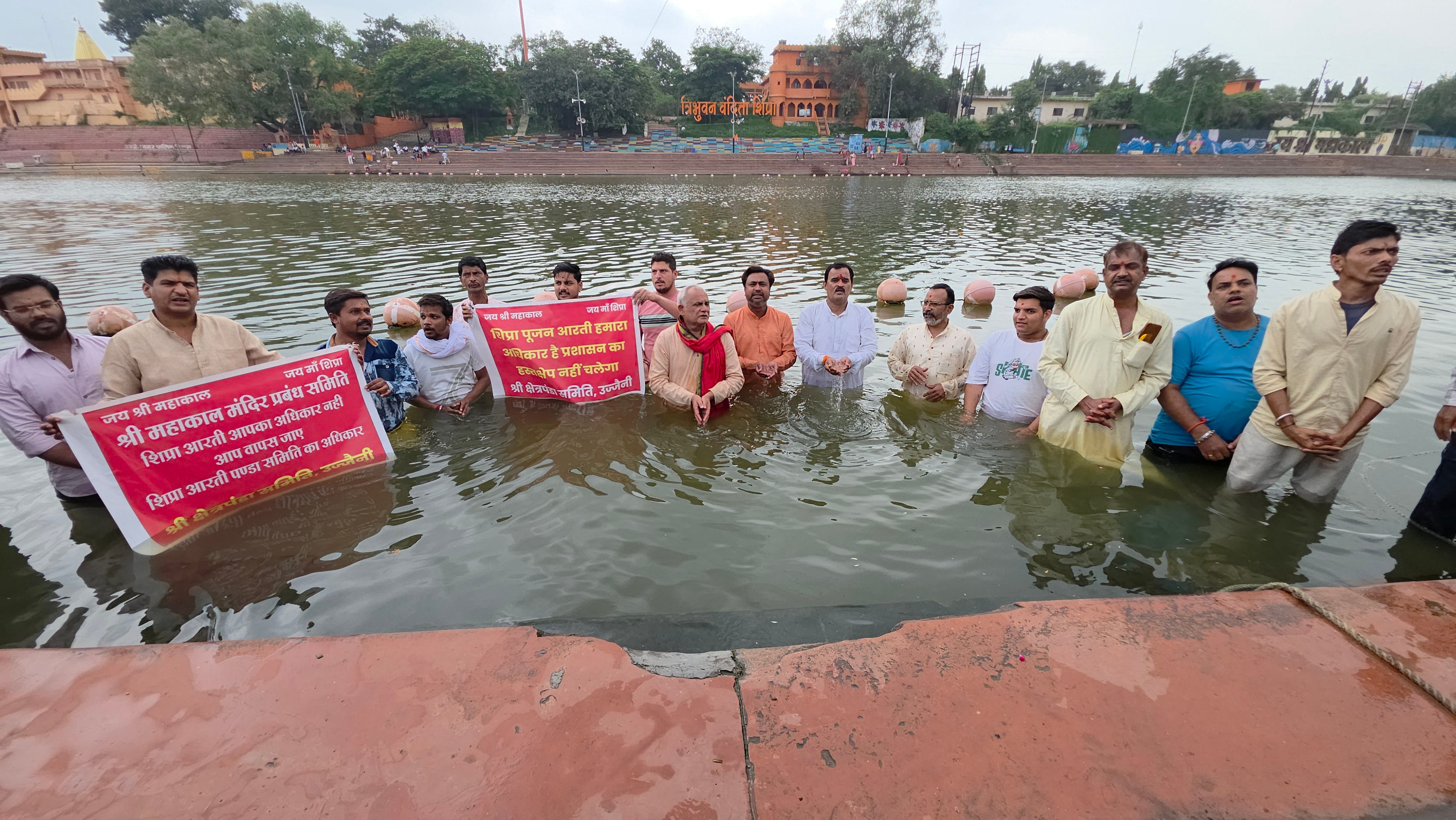 जल सत्याग्रह पर पंडा-पुजारी.