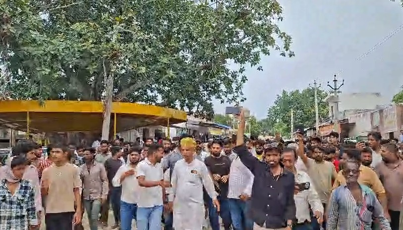 गुस्साए लोगों ने किया विरोध प्रदर्शन