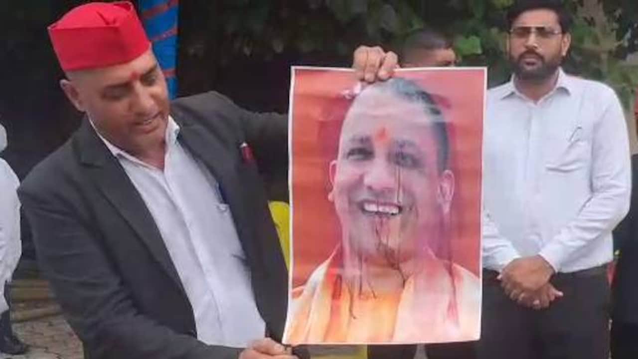 जलाने की कोशिश करता रहा, लेकन CM योगी का पोस्टर जला नहीं, आखिर में पुलिस वालों ने छीन लिया