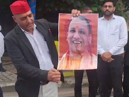 जलाने की कोशिश करता रहा, लेकन CM योगी का पोस्टर जला नहीं, आखिर में पुलिस वालों ने छीन लिया