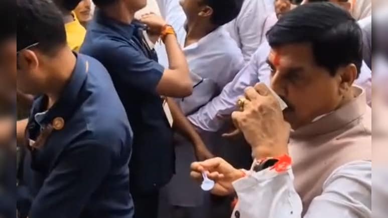 लस्सी देख सीएम मोहन यादव ने रुकवाया काफिला, लस्सी पीकर की जमकर तारीफ, दिए 500 रुपये
