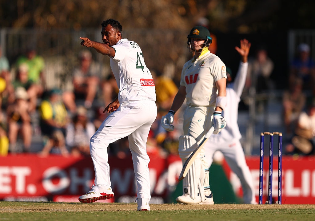 Umpire warns Steve Smith after stumping up DRS/LBW appeal controversy in Australia–Bangladesh Test