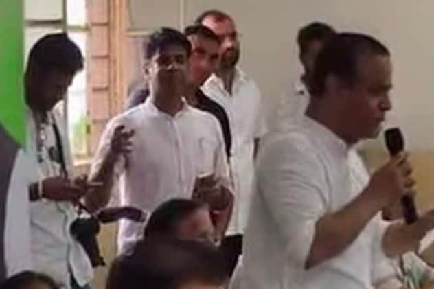 "स&zwj;िर्फ राहुल गांधी और मल्&zwj;ल&zwj;िकार्जुन खरगे के नारे लगाओ", बैठक में ज&zwj;िलाध्&zwj;यक्ष के नाम लगे नारे तो दी नसीहत