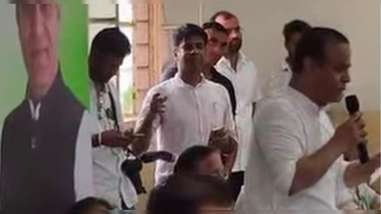 "स‍िर्फ राहुल गांधी और मल्‍ल‍िकार्जुन खरगे के नारे लगाओ", बैठक में ज‍िलाध्‍यक्ष के नाम लगे नारे तो दी नसीहत 