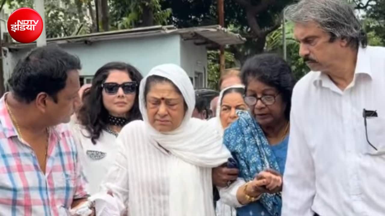 VIDEO: कुकू कोहली को आखिरी विदाई देने पहुंचे सितारे, बदहवास नजर आईं पत्नी अरुणा ईरानी, रो-रोकर हुआ बुरा हाल