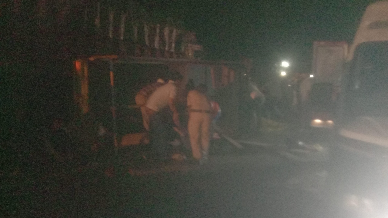MP: गायों को बचाने के चक्कर में भीषण हादसा, NH-719 पर पिकअप-डंपर की टक्कर, 8 मजदूरों की मौत; 32 घायल