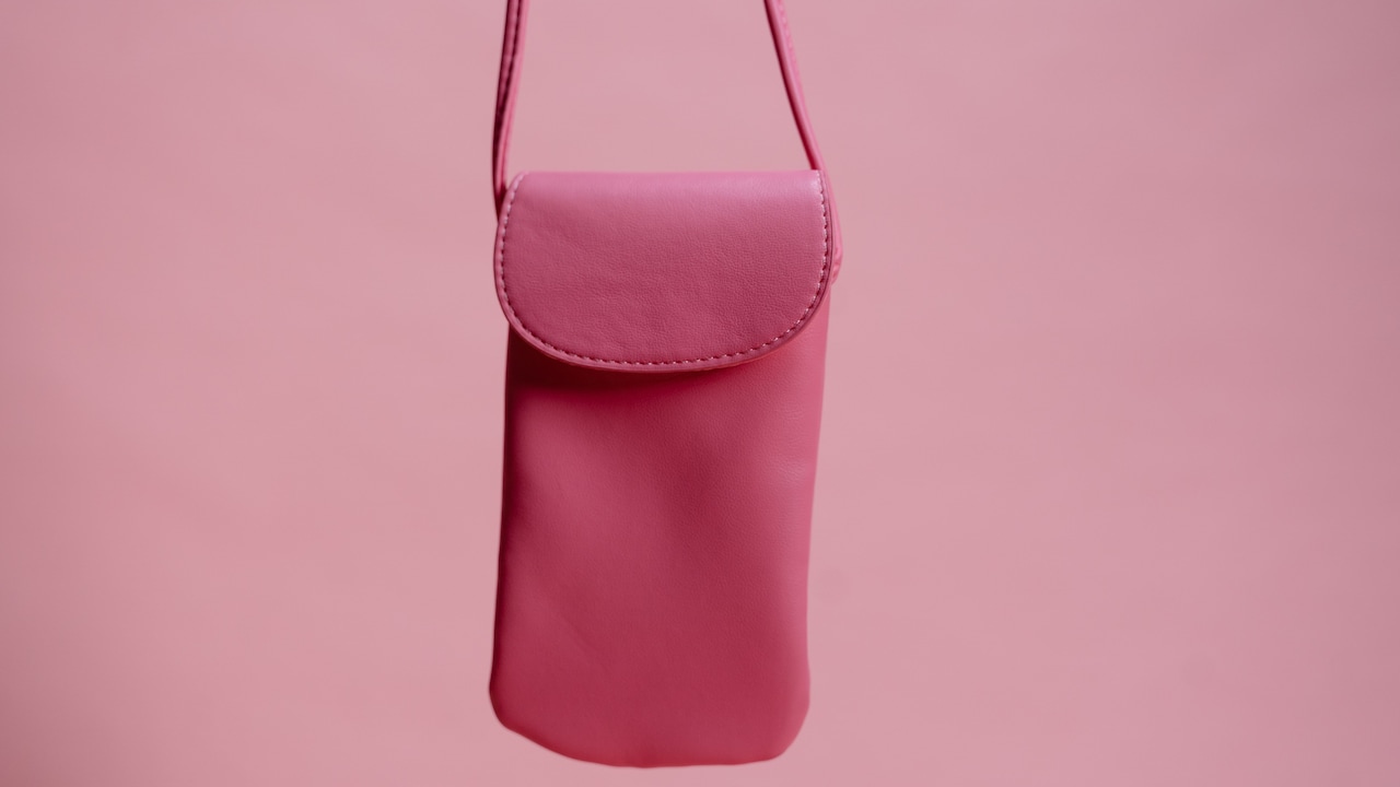 7 Best Mobile Sling Bags For Carrying Cards, Cash And Your Phone
