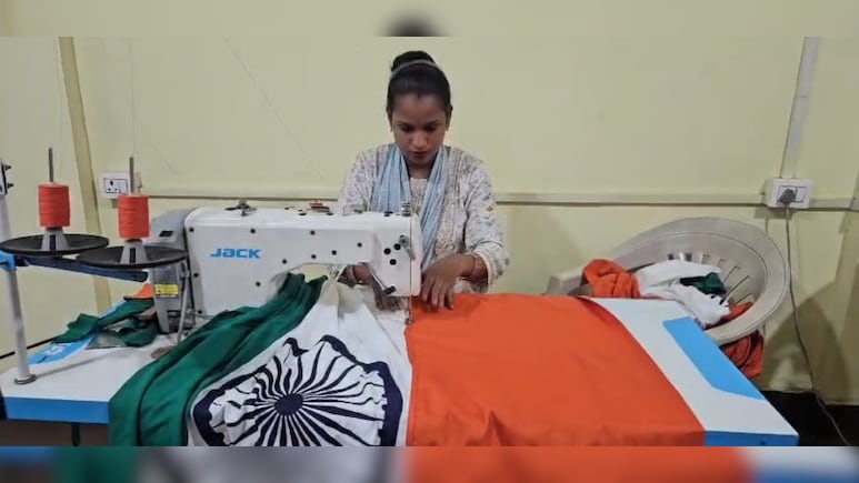 देश के 18 राज्यों में फहराया जाएगा ग्वालियर में बना तिरंगा, जानिए कैसे तैयार होता है राष्ट्रीय ध्वज