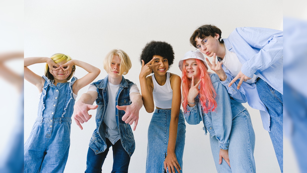 Gen-Z के ये 4 इशारे देखकर गलत मत समझ बैठना, जानें इस नई जेनरेशन के VIRAL हैंड जेस्चर्स का असली मतलब, जानकर रह जाएंगे हैरान