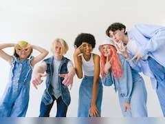 Gen-Z के ये 4 इशारे देखकर गलत मत समझ बैठना, जानें इस नई जेनरेशन के VIRAL हैंड जेस्चर्स का असली मतलब, जानकर रह जाएंगे हैरान