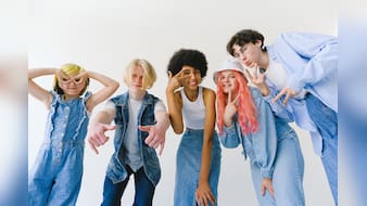Gen-Z के ये 4 इशारे देखकर गलत मत समझ बैठना, जानें इस नई जेनरेशन के VIRAL हैंड जेस्चर्स का असली मतलब