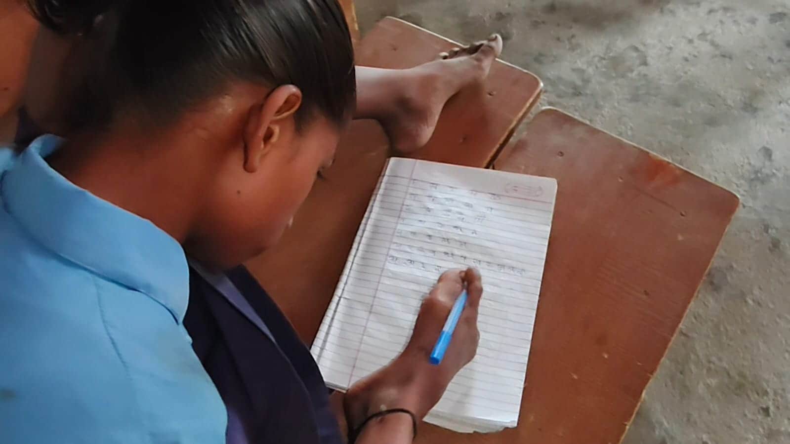 Inspirational Story: बिना हाथों के पैरों से लिख रही अपनी किस्मत Inspirational Story: बिना हाथों के पैरों से लिख रही अपनी किस्मत