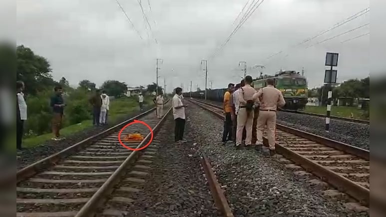 बेटे ने की आत्महत्या तो माता-पिता भी ट्रेन के आगे कूदे, तीनों की मौत; रक्षाबंधन पर बहन को लेने गया था छोटा भाई