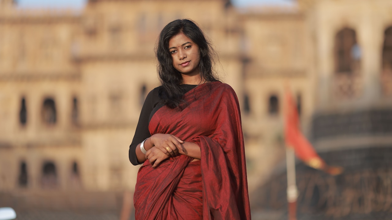 Satin Saree Slipping At The Waist? Try These 10 Draping Tips Satin Saree Slipping At The Waist? Try These 10 Draping Tips