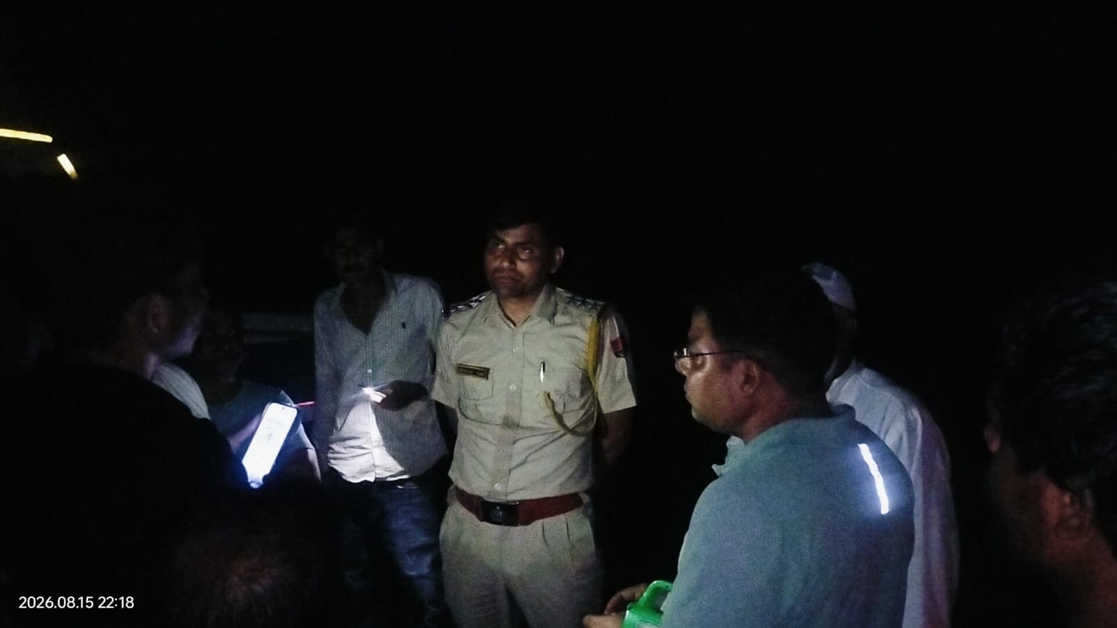 रेस्क्यू ऑपरेशन में पुलिसकर्मी और ग्रामीण जुटे रहे. रेस्क्यू ऑपरेशन में पुलिसकर्मी और ग्रामीण जुटे रहे.