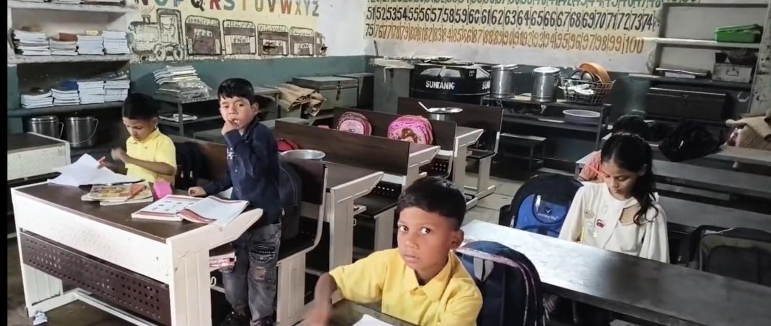 Rahat Indori School Indore: ये स्कूल करीब 100 साल का हो चुका है. अब स्कूल में सिर्फ 4 कमरों में ही पढ़ाई होती है. जिन कमरों में बच्चे बैठते हैं वहीं किचन और पानी की टंकी भी रखी हुई है. Rahat Indori School Indore: ये स्कूल करीब 100 साल का हो चुका है. अब स्कूल में सिर्फ 4 कमरों में ही पढ़ाई होती है. जिन कमरों में बच्चे बैठते हैं वहीं किचन और पानी की टंकी भी रखी हुई है.