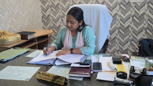 मध्&zwj;य प्रदेश: शासकीय अध&zwj;िकारी-कर्मचार&zwj;ियों के मकानों पर नेताओं का कब्&zwj;जा, दत&zwj;िया SDM एक्&zwj;शन में &nbsp;