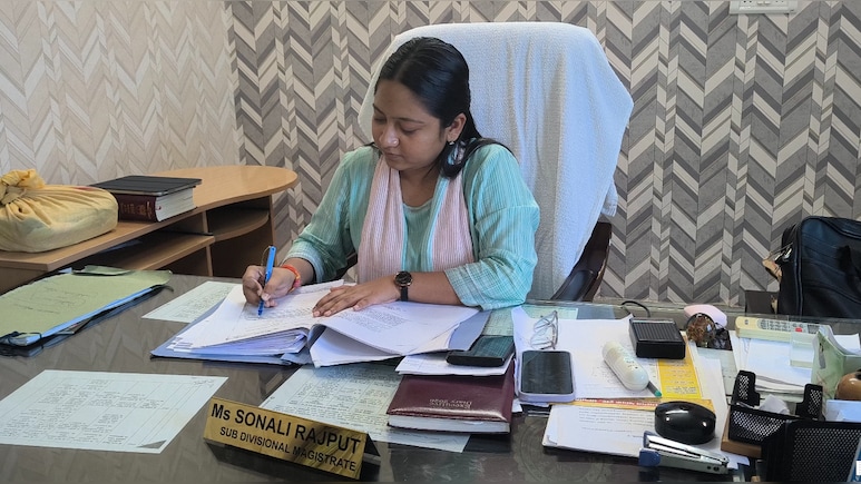 मध्&zwj;य प्रदेश: शासकीय अध&zwj;िकारी-कर्मचार&zwj;ियों के मकानों पर नेताओं का कब्&zwj;जा, दत&zwj;िया SDM एक्&zwj;शन में &nbsp;