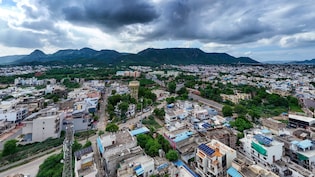 राजस्थान के 25 जिलों में बारिश का अलर्ट, मूसलाधार बरसात से जलसैलाब; स्कूल में फंसे 80 बच्चों का रेस्क्यू