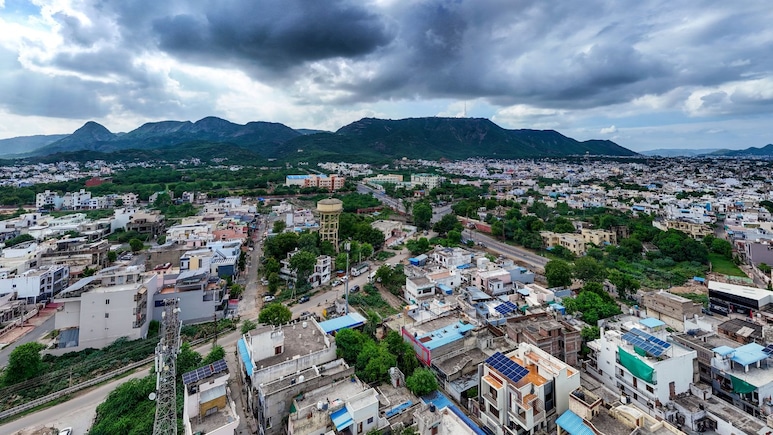 राजस्थान के 25 जिलों में बारिश का अलर्ट, मूसलाधार बरसात से जलसैलाब; स्कूल में फंसे 80 बच्चों का रेस्क्यू