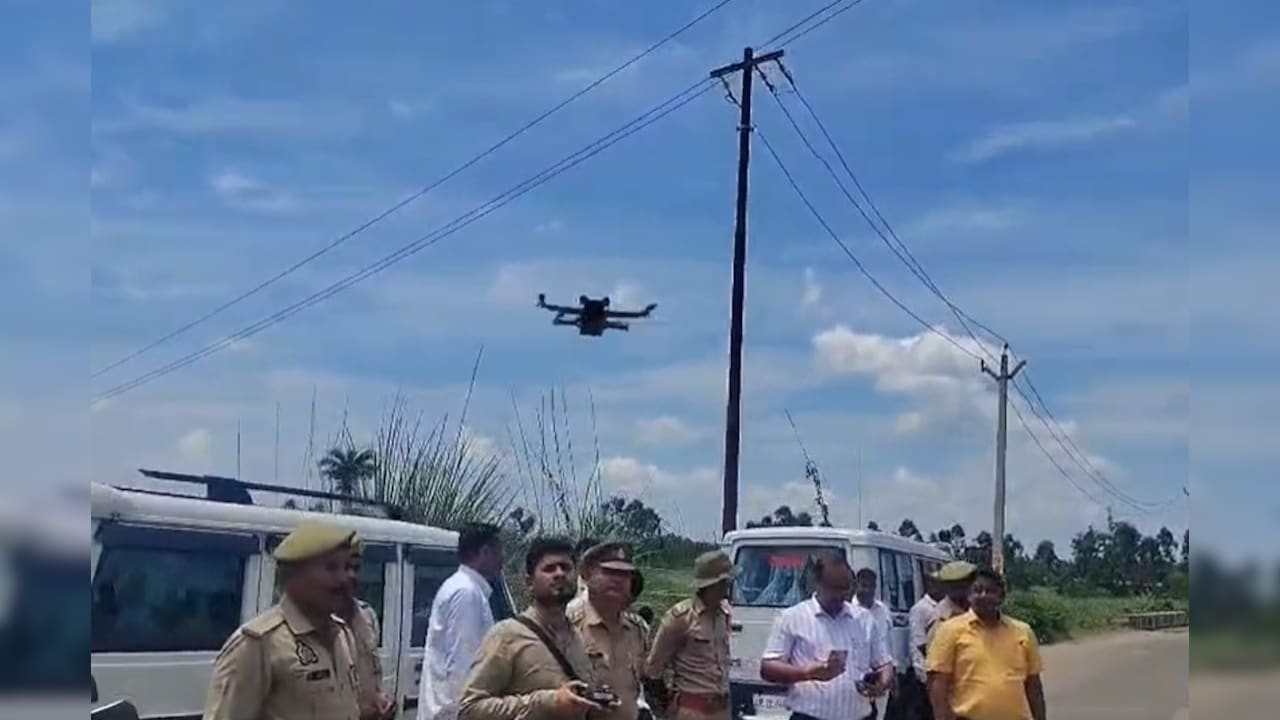 स्थानीय प्रशासन ड्रोन के जरिए तेंदुओं के तलाशने की कोशिश कर रहा है.