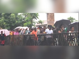 उज्जैन में झमाझम बारिश के बावजूद महाकाल के दरबार में उमड़ी भीड़, रात 10 बजे तक चलेंगे दर्शन