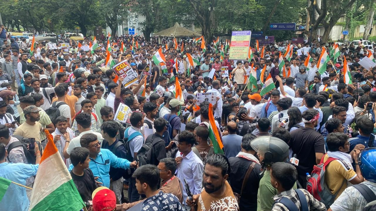 हजारों की तादाद में छात्र विधानसभा की तरफ बढ़ते हुए.