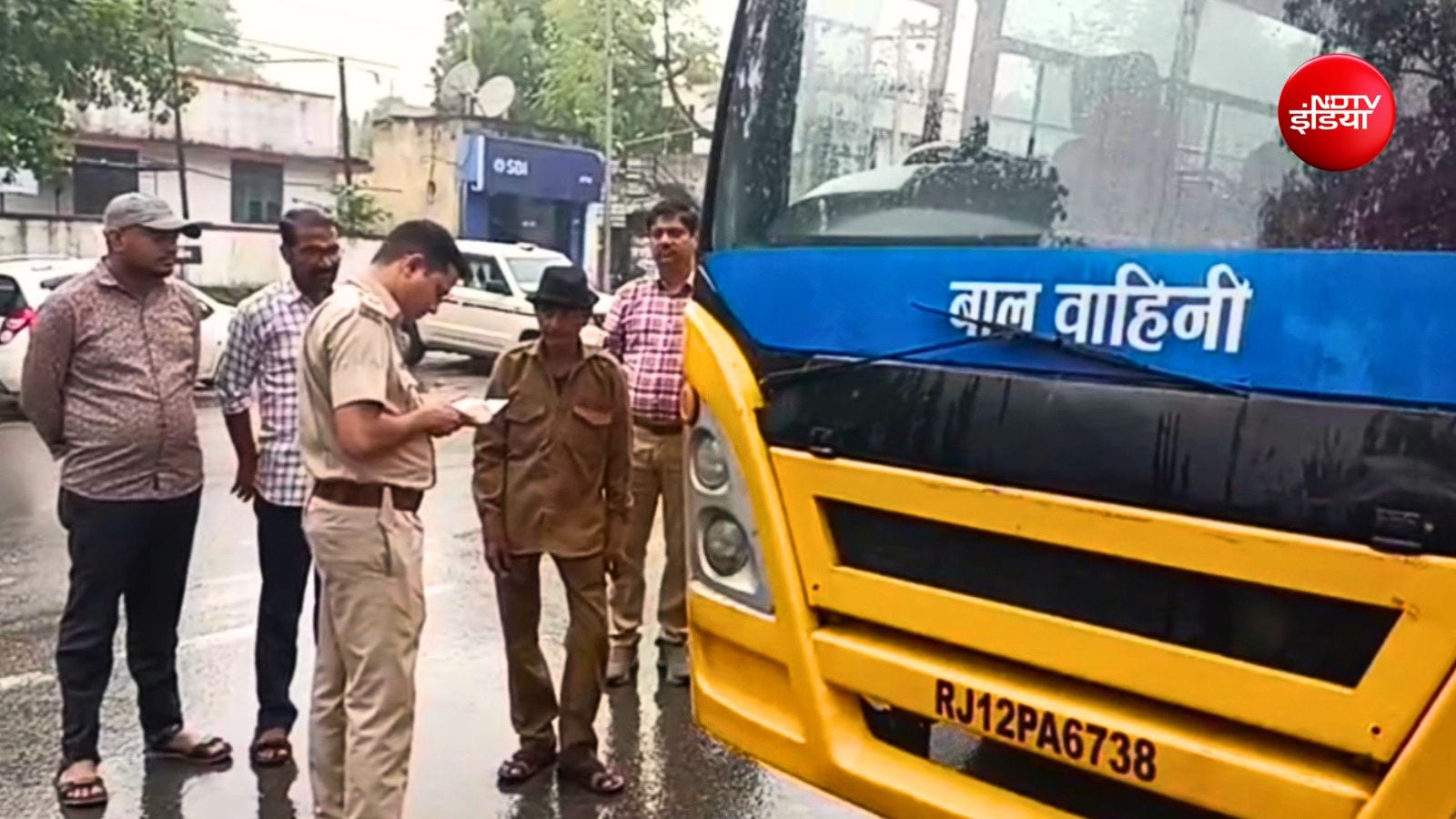 कई स्कूली वाहनों को जब्त किया गया कई स्कूली वाहनों को जब्त किया गया