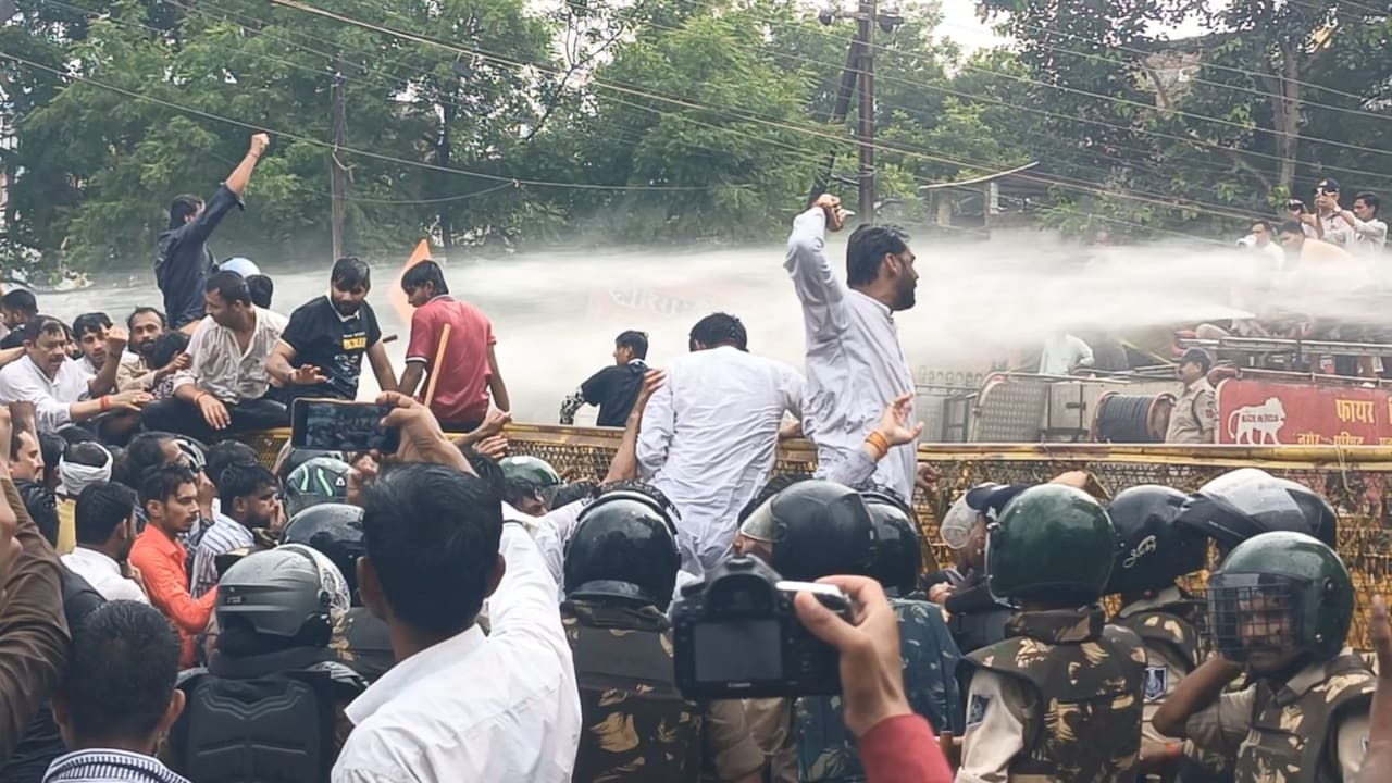 शाजापुर में यूथ कांग्रेस के 'हल्ला बोल' में बवाल, पुलिस ने वाटर कैनन का किया प्रयोग