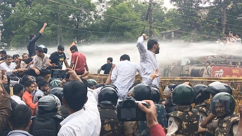 शाजापुर में यूथ कांग्रेस के 'हल्ला बोल' में बवाल, पुलिस ने वाटर कैनन का किया प्रयोग