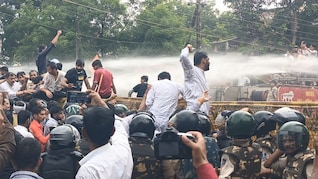 शाजापुर में युवक कांग्रेस के 'हल्ला बोल' में बवाल, पुलिस ने वाटर कैनन का किया प्रयोग