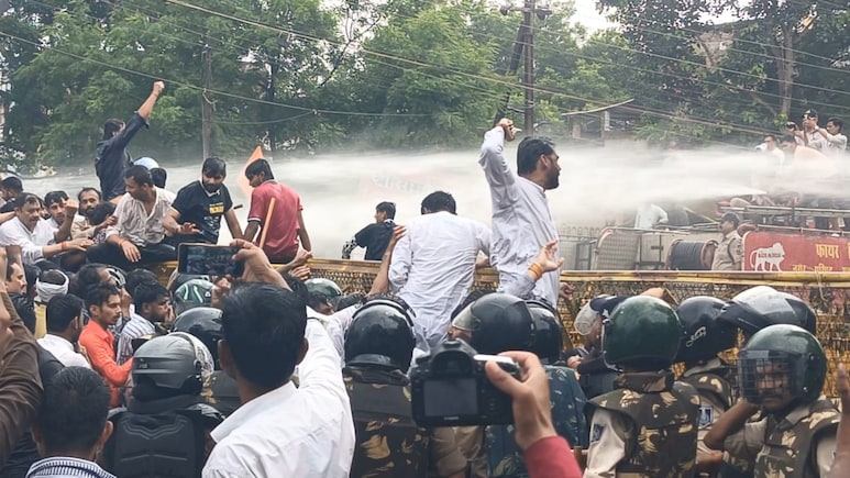 पटना में छात्रों का उबाल बरकरार, तेजस्वी यादव का मिला साथ..मांगें नहीं मानी गईं तो 25 अगस्त को होगा महाआंदोलन