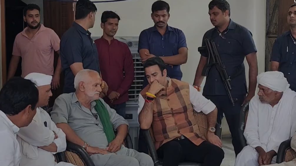 अंकित बालियान के पिता और परिजनों के बीच भाजपा नेता संगीत सोम.