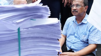 Kejriwal Stopped By Delhi Police During March To PM's Residence Over E20 Fuel