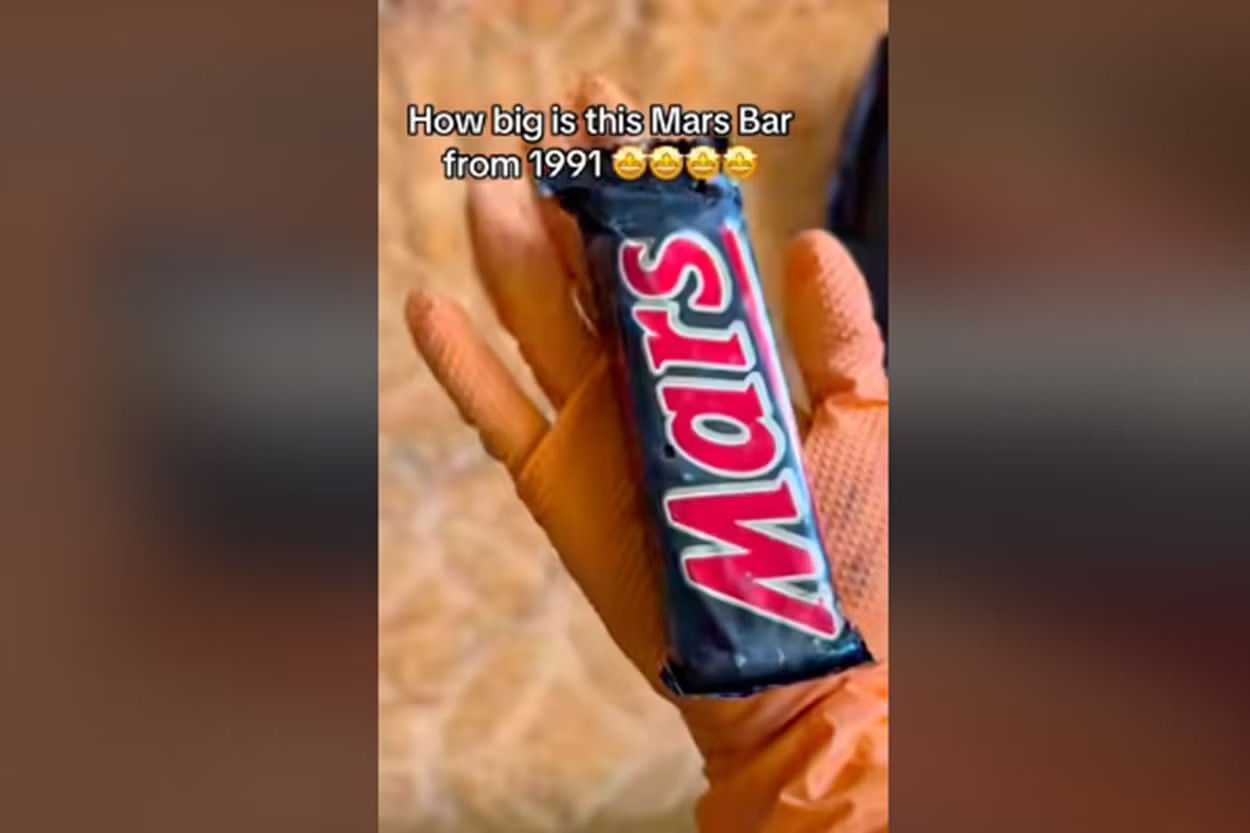 Woman Finds Mars Chocolate From 1991, Internet Shocked To See Huge Size