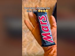 Woman Finds Mars Chocolate From 1991 During House Cleaning, Internet Shocked To See Huge Size