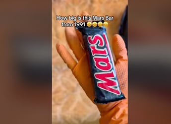 Woman Finds Mars Chocolate From 1991 During House Cleaning, Internet Shocked To See Huge Size