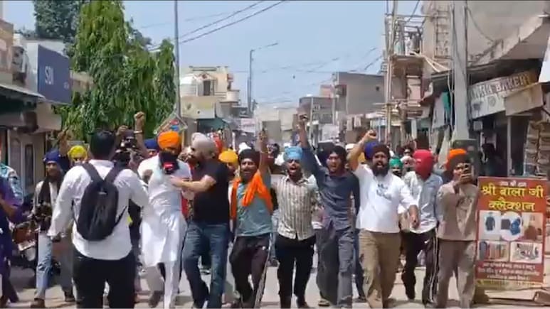 पंजोखरा साहिब में बातचीत फेल, सिख संगत ने NH-1 की ओर किया कूच, बैरिकेड तोड़ आगे बढ़े प्रदर्शनकारी