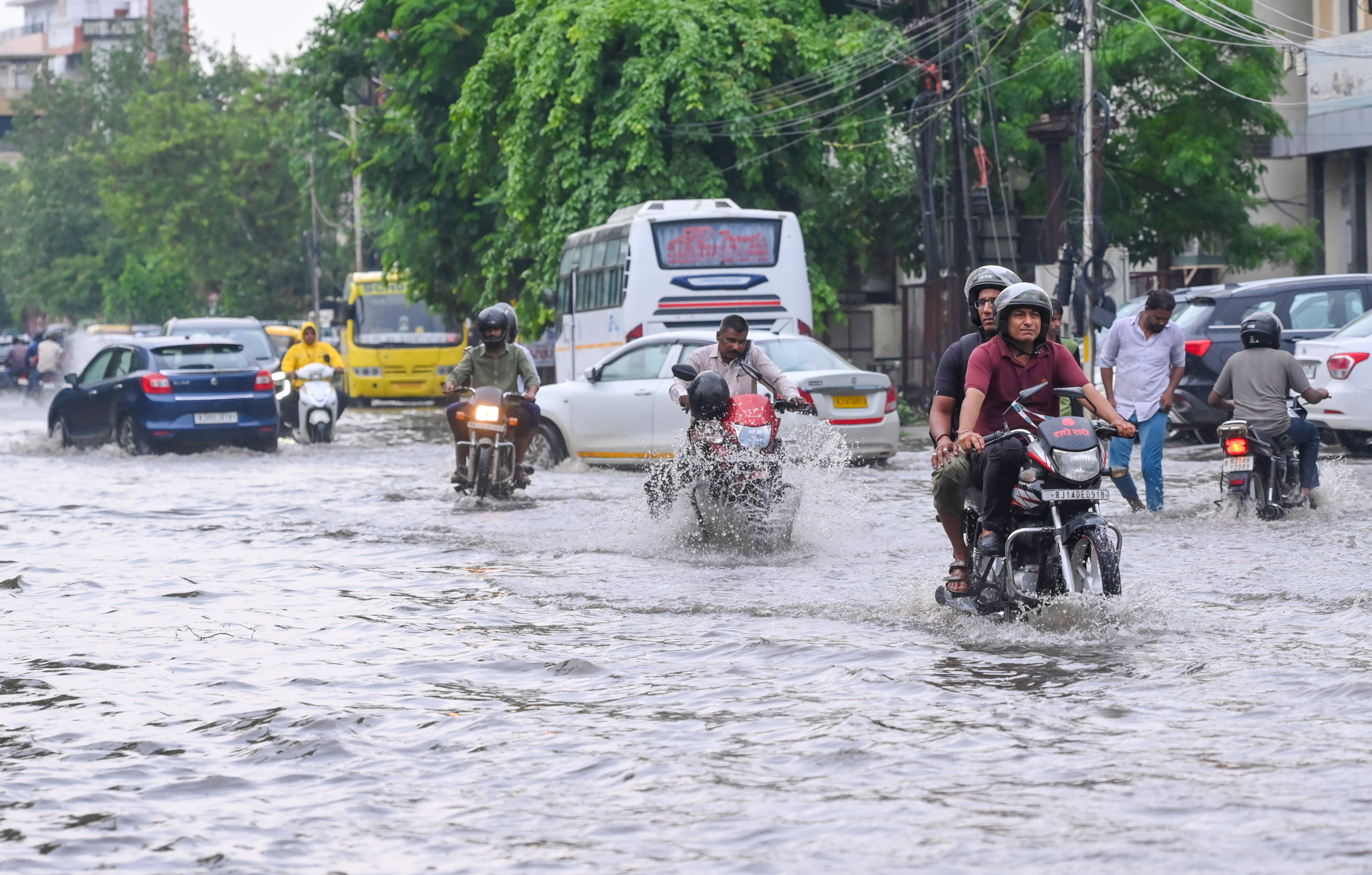 मॉनसून फिर एक्टिव, एक हफ्ते चलेगी बारिश, दिल्ली-यूपी से उत्तराखंड-राजस्थान तक 14 राज्यों में IMD अलर्ट, जानें आज का मौसम