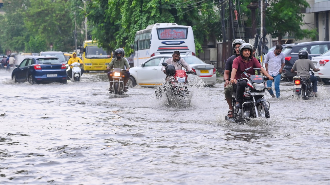 मॉनसून फिर एक्टिव, एक हफ्ते चलेगी बारिश, दिल्ली-यूपी से उत्तराखंड-राजस्थान तक 14 राज्यों में IMD अलर्ट, जानें आज का मौसम