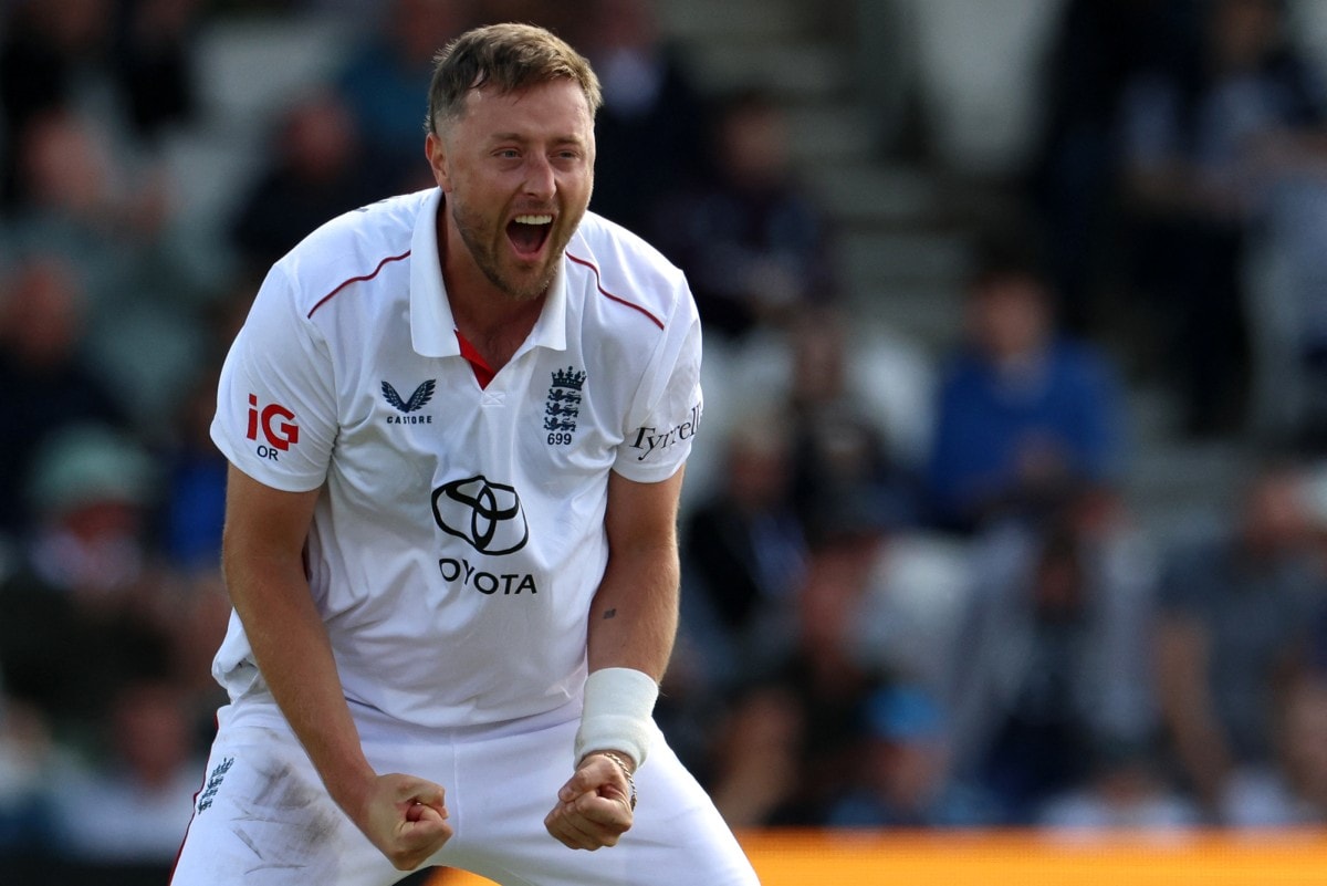 Ollie Robinson takes wicket on first ball as England begin first Test vs Pakistan