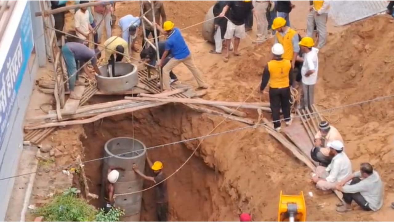 सीकर में दर्दनाक हादसा, सीवरेज गड्ढा खोदते समय 20 फीट नीचे मजदूर मिट्टी में समाया; रेस्क्यू में जुटीं टीमें
