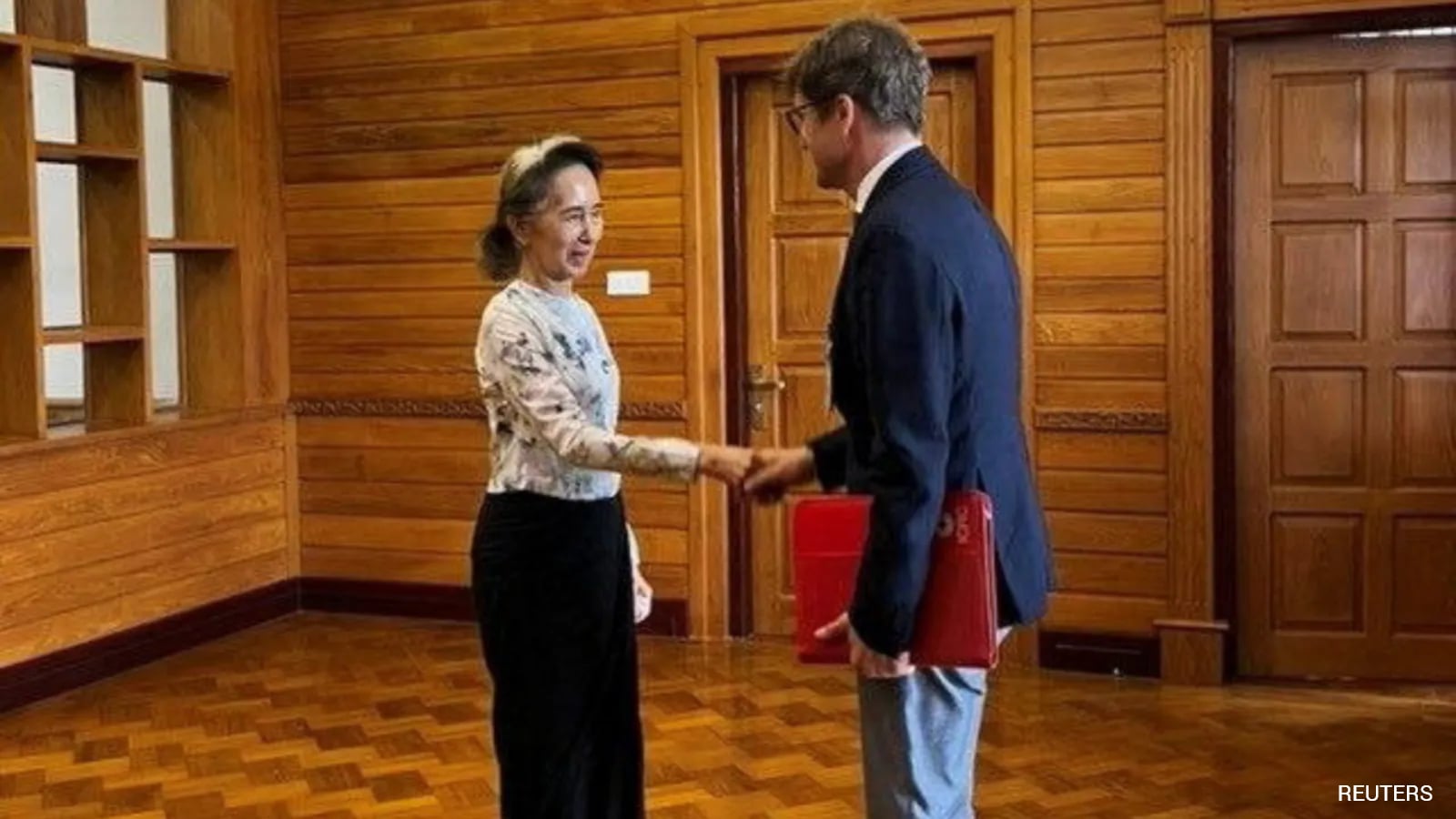 Aung San Suu Kyi Meets Red Cross Official In Myanmar In Rare Contact Since 2021 Coup