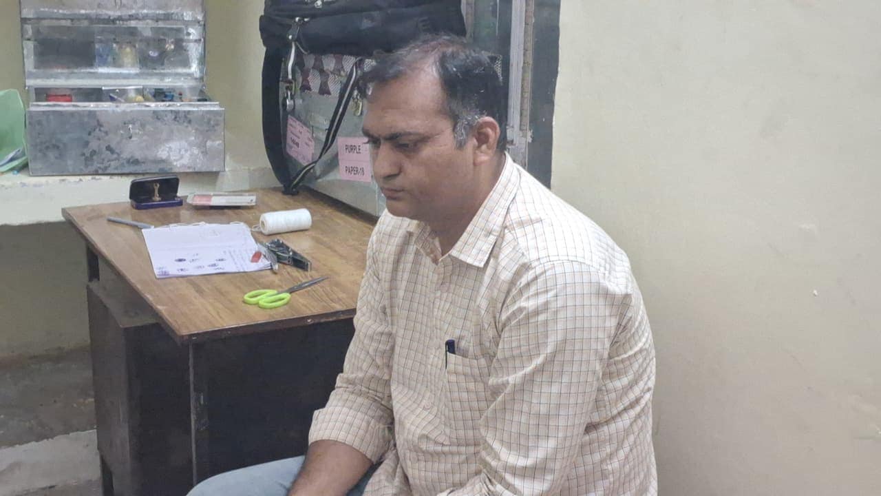 RPF कांस्टेबल 70000 रुपये की रिश्वत लेते रंगे हाथ गिरफ्तार, चोरी के केस में की थी डील
